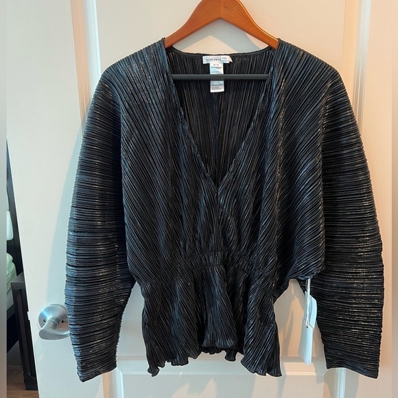 Good American Plissé Deep V-Neck Dolman Sleeve Top NWT - Picture 2 of 16